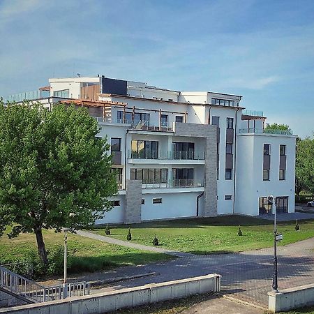 Moment Apartments Солнок Екстериор снимка