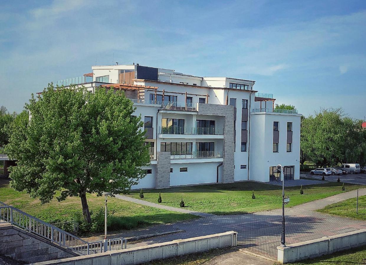 Moment Apartments Солнок Екстериор снимка