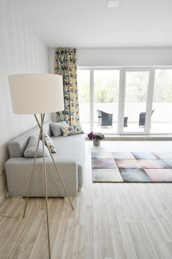Moment Apartments Солнок Екстериор снимка