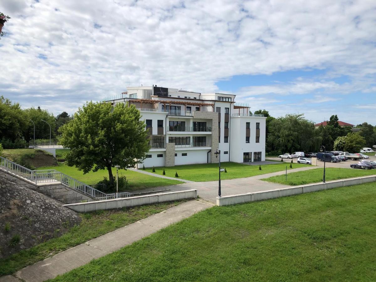 Moment Apartments Солнок Екстериор снимка